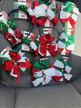 10 pieces Mexican 🇮🇹🟢⚪️🔴Holiday Red, Green & White Kids Hair Bows - Multipack